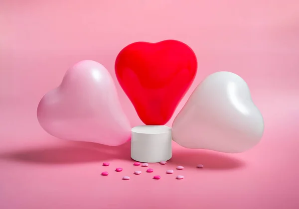 Podium Mit Herzförmigen Luftballons Auf Rosa Hintergrund Valentinstag Urlaub Mit — Stockfoto