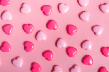 14 Şubat 'taki Sevgililer Günü kompozisyonu. Pembe arka plan ve renkli kalpler, kusursuz desen. Kartpostal, pankart. Düz yerde, üst tarafta. Yakın çekim.