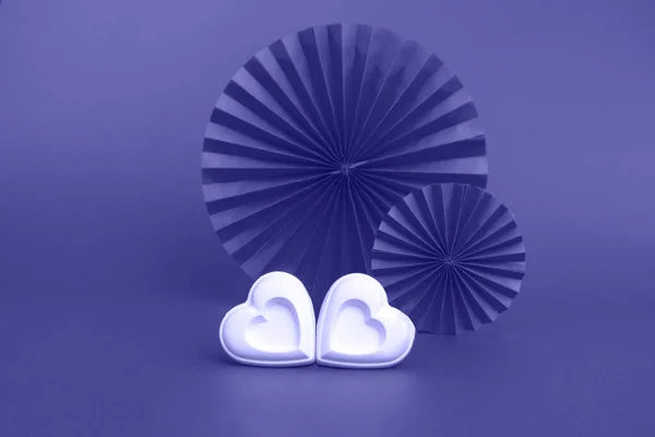 Dwa białe serca, malowane w kolorze roku, są bardzo peri. Zaczarowana miłość. Showcase abstrakcyjne tło zbliżenie — Zdjęcie stockowe