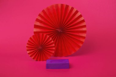 Pembe arka planda kozmetik ürünleri sergilemek için çok peri geometrik bir podyum. Soyut arkaplanı göster