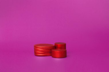 Kozmetik ürünleri sergilemek için geometrik podyumlar. Soyut arkaplanı göster