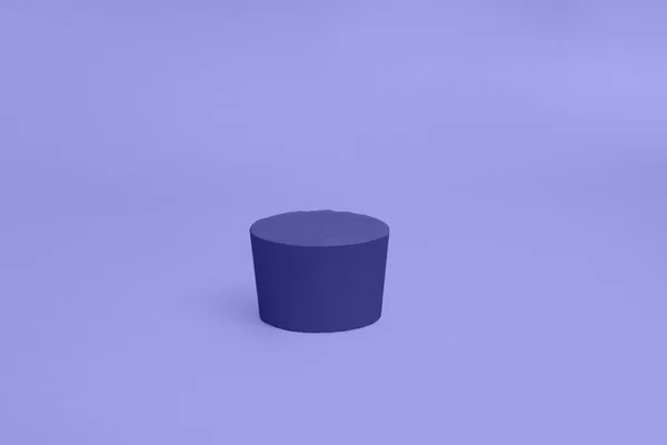 Bej arka planda kozmetik ürünleri sergilemek için kırmızı geometrik podyum. Göstermelik soyut arkaplan kapat. Peri rengine boyanmış.