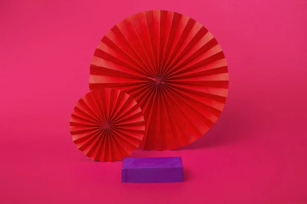 Bardzo Peri Geometryczne Podium Prezentacji Produktów Kosmetycznych Różowym Tle Showcase — Zdjęcie stockowe
