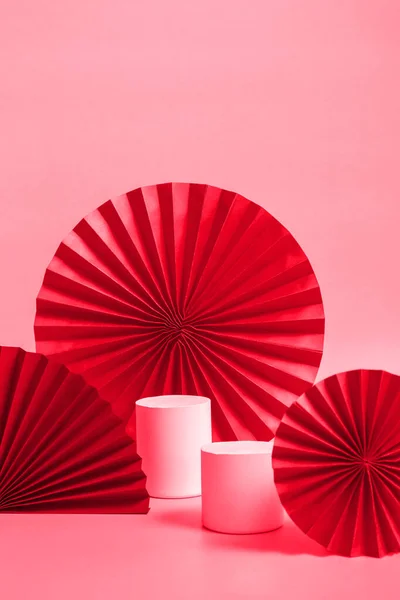 Weißes Podium Mit Rotem Papierkunst Fächerhintergrund Für Branding Und Produktpräsentation — Stockfoto