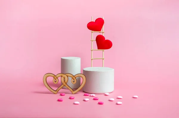 Podium Mit Holztreppe Und Herzen Auf Rosa Hintergrund Monochrom Valentinstag — Stockfoto