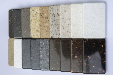 Doğal granit, mermer, kuvars taşı, tezgah ve doğal parke örnekleri. Taştan yapılmış bir model, yakın çekim. Doğal taştan yapılmış modern renkli levhalar..