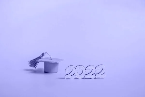 Graduiertenmütze Mit Stethoskop Und Ziffern 2022 Auf Sehr Peri Hintergrund — Stockfoto