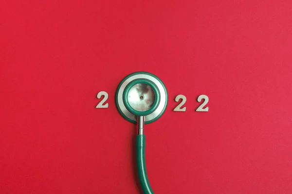 赤い背景の創造的なアイデア上の聴診器番号2022新しいトレンド医療バナーカレンダーは コピースペースでクローズアップカバー — ストック写真