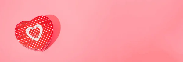 Herzförmige Box Attrappe Mit Hartem Schatten Auf Rosa Hintergrund Kopierraum — Stockfoto