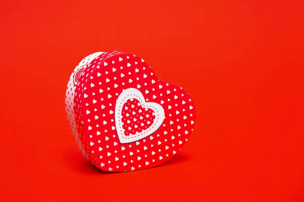 Mockup Einer Schachtel Herzform Auf Rotem Hintergrund Nahaufnahme Mit Kopierraum — Stockfoto