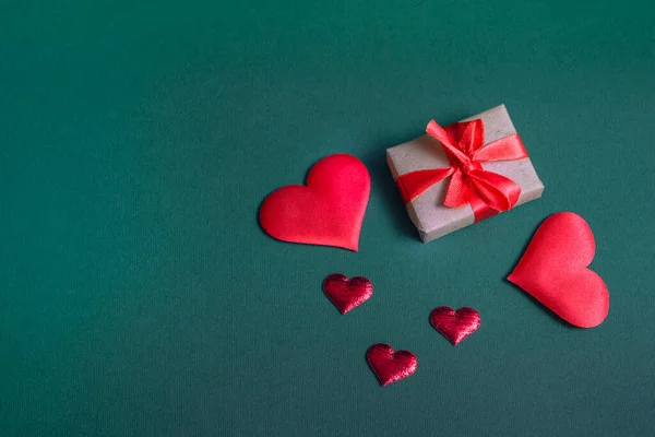 Composición Para Día San Valentín Sobre Fondo Verde Corazones Rojos Imágenes de stock libres de derechos