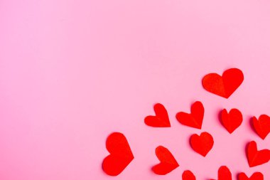 Kırmızı kağıt kalpler şişeden uçuyor. Valentine pembe arkaplanda kopyalama alanı ile