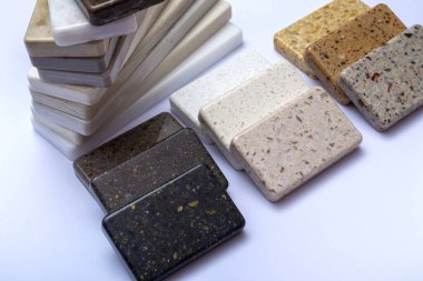 Doğal granit, mermer, kuvars taşı, tezgah ve doğal parke örnekleri. Taştan yapılmış bir model, yakın çekim. Doğal taştan yapılmış modern renkli levhalar..