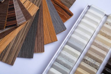 Doğal granit, mermer, kuvars taşı, tezgah ve doğal parke örnekleri. Taştan yapılmış bir model, yakın çekim. Doğal taştan yapılmış modern renkli levhalar..