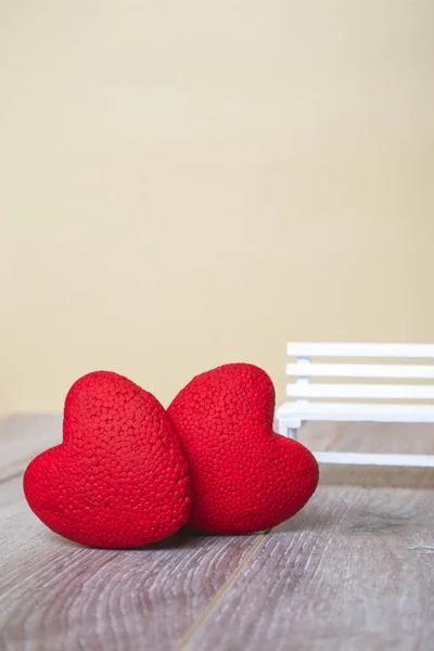 Zwei Rote Herzen Schließen Sich Auf Einem Hölzernen Hintergrund Mit — Stockfoto