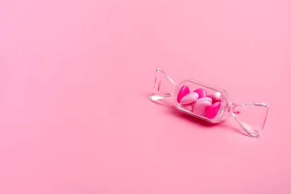 Transparente Schachtel Form Einer Süßigkeit Mit Süßen Herzlutschern Auf Rosa — Stockfoto