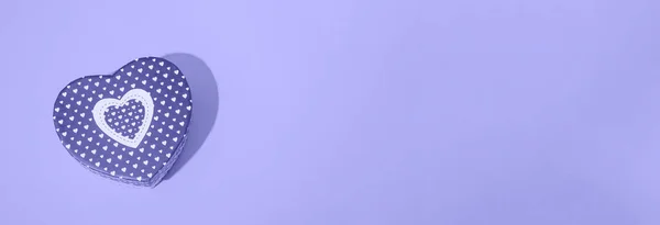 Herzförmige Box Attrappe Mit Hartem Schatten Auf Sehr Peri Hintergrund — Stockfoto