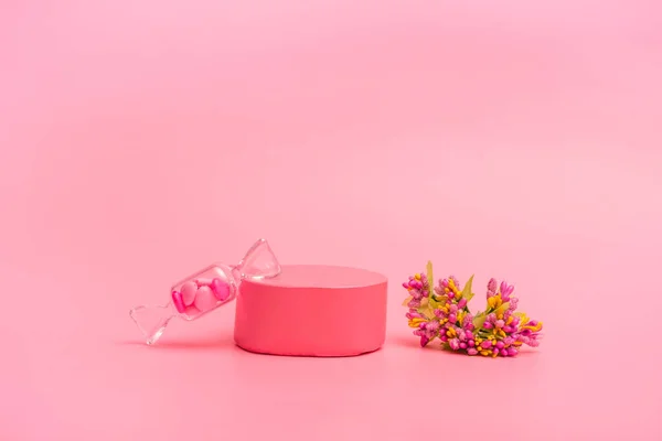 Różowe Podium Kosmetyków Lub Produktów Kwiatami Sercami Różowym Tle Kartka — Zdjęcie stockowe
