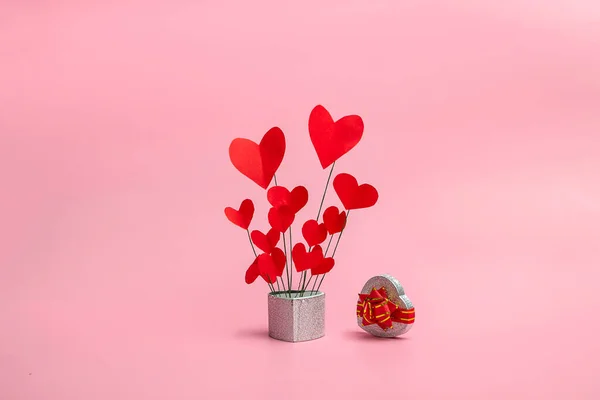 Caixa Presente Forma Coração Com Corações Voadores Fundo Rosa Banner Fotos De Bancos De Imagens