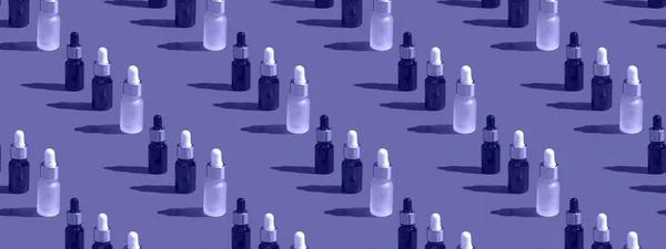 Kosmetyczna Makieta Butelki Kosmetykami Bardzo Peri Tle Twardych Cieni Zamknąć — Zdjęcie stockowe