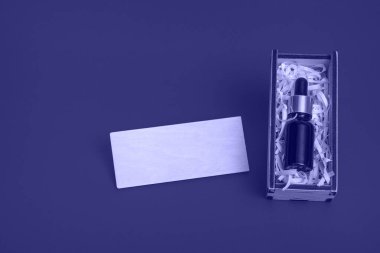 Peri arka planında, kozmetik ürünlerle dolu bir hediye paketi var. Sevgililer günü konsepti, anneler günü, indirim. Kopyalama alanı ile, yakın plan