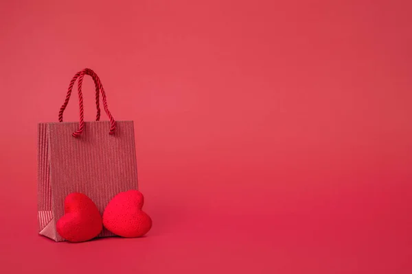 红色背景上 一个装有化妆品的礼品袋情人节的概念 母亲节 有复制空间 — 图库照片