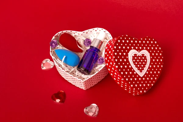 Czerwonym Tle Torba Kosmetykami Koncepcja Walentynek Dzień Matki Wyprzedaż Przestrzenią — Zdjęcie stockowe