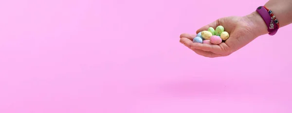 Huevos Codorniz Color Natural Una Mano Femenina Sobre Fondo Rosa —  Fotos de Stock