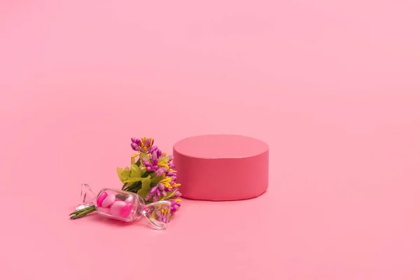 Różowe Podium Kosmetyków Lub Produktów Kwiatami Sercami Różowym Tle Kartka — Zdjęcie stockowe