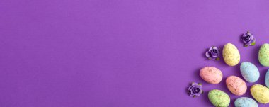 Renkli arka planda Paskalya yumurtaları. Kopyalama alanı olan şenlikli pankart