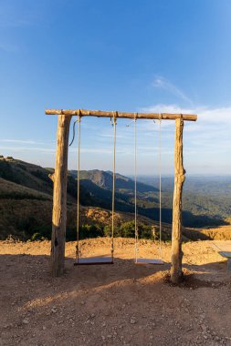 Eski ahşap salıncak Nan ilindeki bir dağın manzarası, Rai Hom Mok