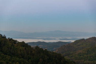 Nan 'ın Tayland eyaleti Sri Nan Ulusal Parkı' ndaki Doi Samer Dao çevresindeki tepelerin dağ manzarası.