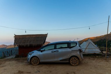 Nine, Tayland 26 Aralık 2020 'de. Toyota Sienta Mini MPV Van 'la dağı istediğin gibi sür. Doi Samer Dao Sri Nan Milli Parkı. Sri Nan Ulusal Parkı. Na Noi Bölgesi.