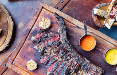 Izgara ızgara ızgara, kurutulmuş wagyu bifteği büyük bir fileto, otlar ve kırmızı tuz ile dilimlenmiş modern tasarım kırsal tabakta. yakın plan