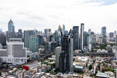 BANGKOK, THAILAND - 27 AĞUSTOS 2020: Bangkok 'un Bangkok iş bölgesi Sukhumvit' teki ufuk çizgisi.