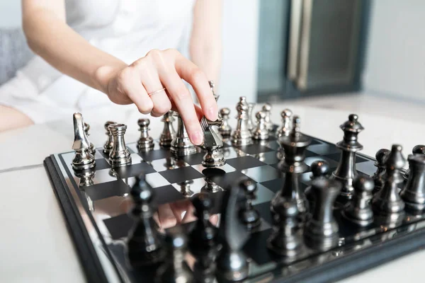 Έννοια Της Στρατηγικής Στην Επιχείρηση Μια Γυναίκα Παίζει Ένα Παιχνίδι — Φωτογραφία Αρχείου