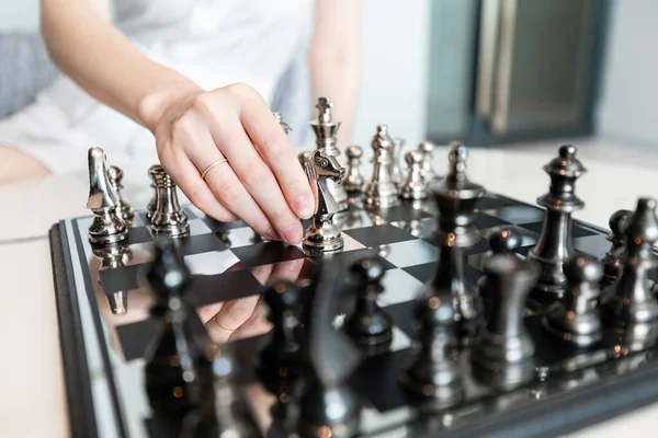 Концепция Стратегии Бизнесе Женщина Играющая Шахматы — стоковое фото