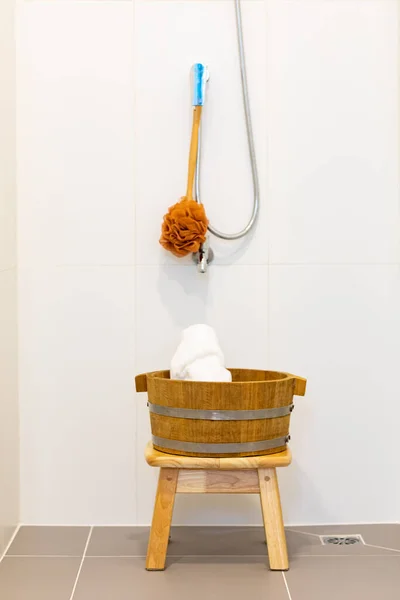 Ιαπωνικό Στυλ Εξοπλισμού Μπάνιου Λευκή Καθαρή Πετσέτα Ένα Ξύλινο Κουβά — Φωτογραφία Αρχείου