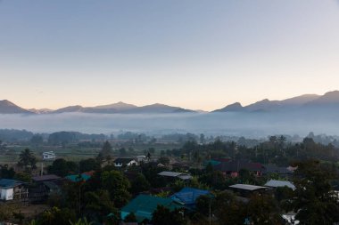Kuzey Tayland 'da küçük bir il olan Nan, Pua Bölgesi' nde dağlar ve yeşil tarlalar görülüyor..