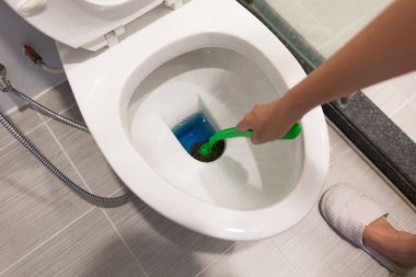 Eldiven temizleme kabında fırça, ev temizliği konsepti ve Coronavirus COVID19 'u engelleyen bir kadın eli