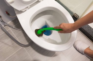 Eldiven temizleme kabında fırça, ev temizliği konsepti ve Coronavirus COVID19 'u engelleyen bir kadın eli