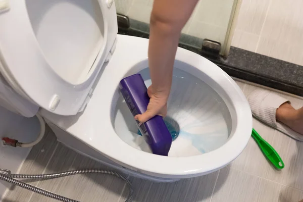 Mão Mulher Luva Limpeza Vaso Sanitário Usando Escova Conceito Para — Fotografia de Stock