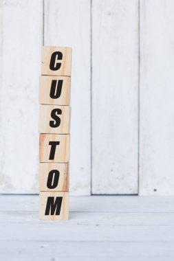 Tahta küp, beyaz ahşap arka planlı, özel sözcüğü olan.