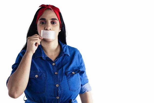 Beyaz arka planda, ağzında bantla feminist bir kadın.
