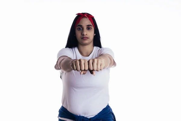 Feminist kadın beyaz arka planda yumruklarını gösteriyor.