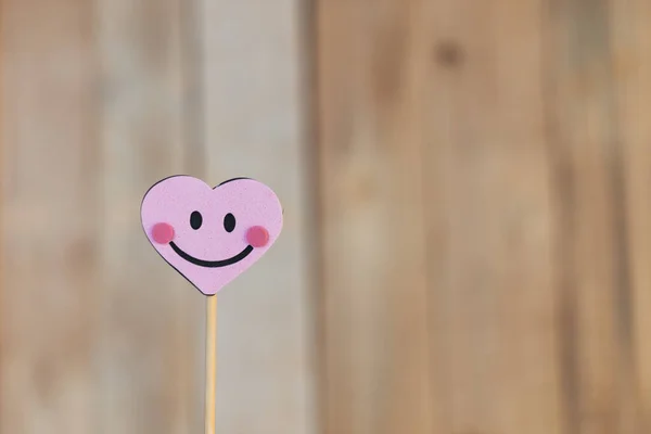 Ahşap arka planda pembe kalpler, Sevgililer Günü