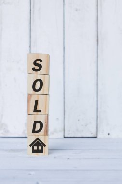 Tahta bloklarda kelime ya da konsept satıldı, beyaz ahşap arka plan