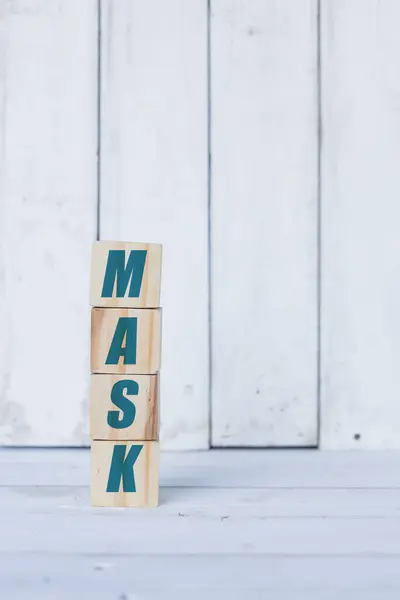 Tahta bloklarda maskeli kelime ya da kavram, beyaz ahşap arka plan
