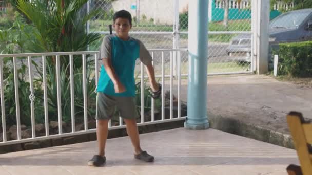 Ισπανόφωνος νεαρός που χορεύει πολύ χαρούμενος, έξω. — Αρχείο Βίντεο