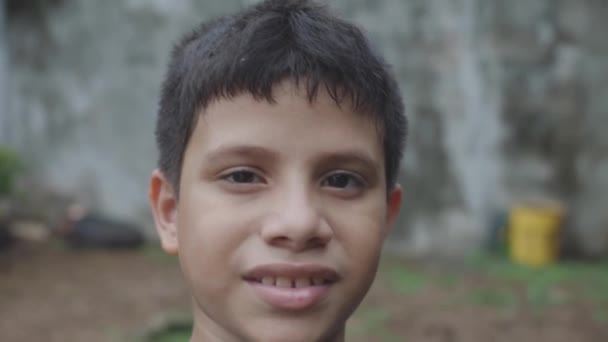 Niño sonriendo con su bola — Vídeo de stock